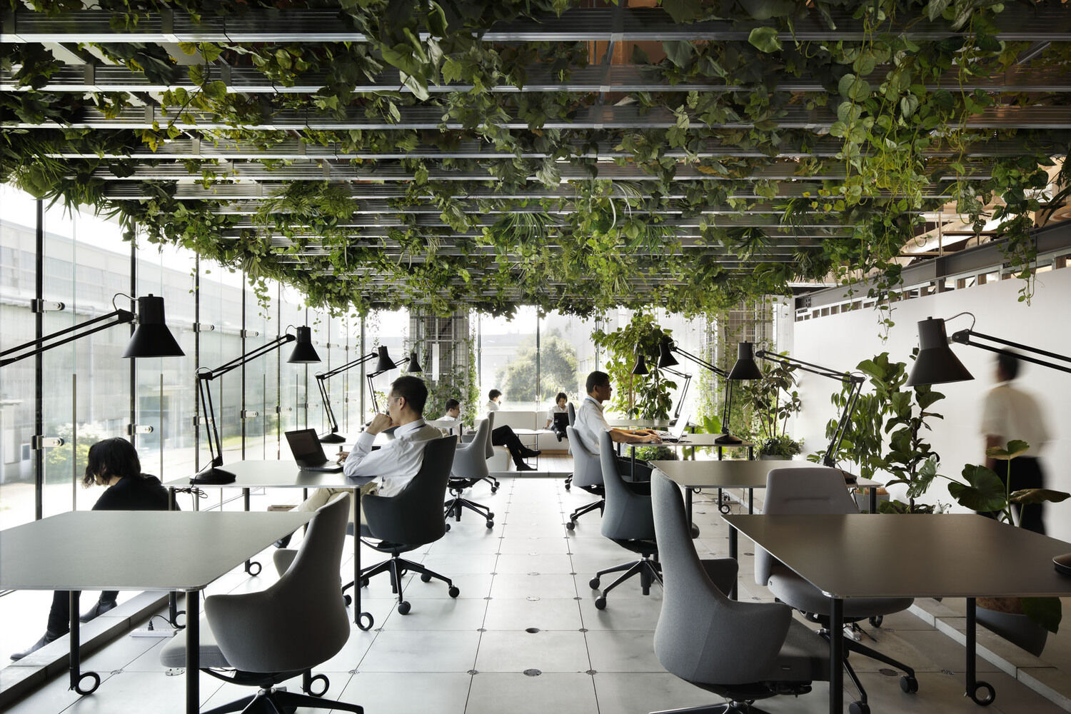 Diseño de oficinas corporativas modernas en entornos industriales
